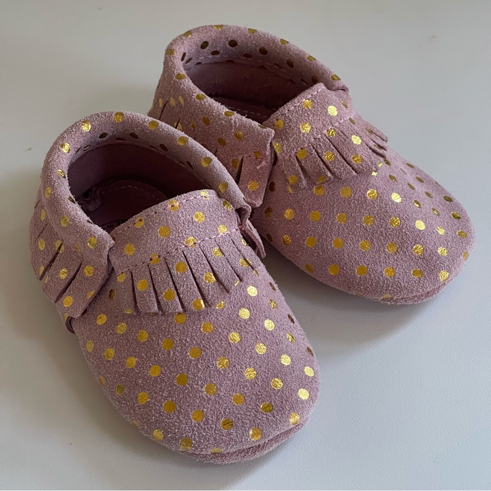 Bird Rock Baby Confetti Blush Pink and Gold Dots Moccasins Sz 6.5 Girl’s Fringe - Picture 1 of 15
